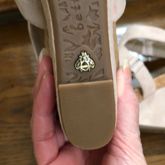 NWOT Bettye Muller Concept womens platform sandals.  Size 7.  Bone.  Faux suede. - Picture 10 of 11